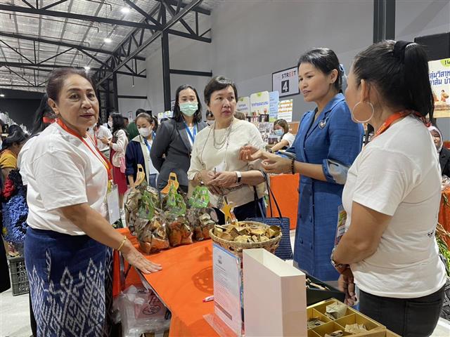 นครพนม ร่วมงานเกื้อกูล Local Enterprises Exposition 2023 : “ธุรกิจชุมชน คน-ของ-ตลาด โมเดล กลไกสร้างความมั่งคั่งให้กับเศรษฐกิจชุมชนอย่างยั่งยืน”
