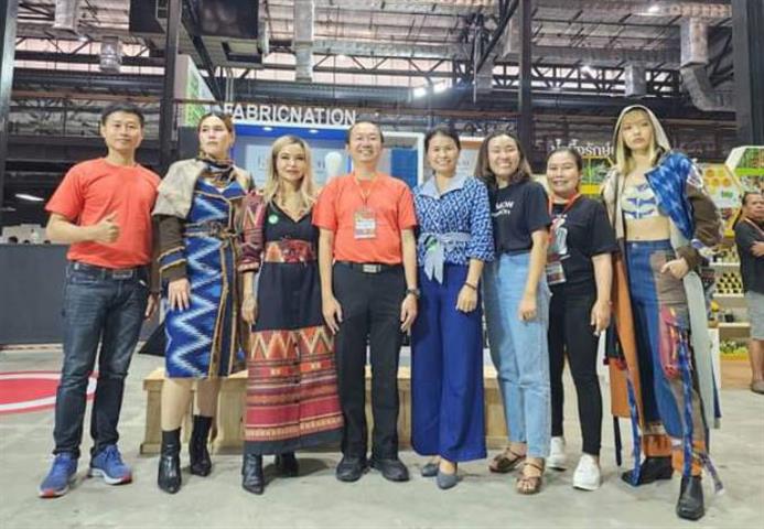 นครพนม ร่วมงานเกื้อกูล Local Enterprises Exposition 2023 : “ธุรกิจชุมชน คน-ของ-ตลาด โมเดล กลไกสร้างความมั่งคั่งให้กับเศรษฐกิจชุมชนอย่างยั่งยืน”