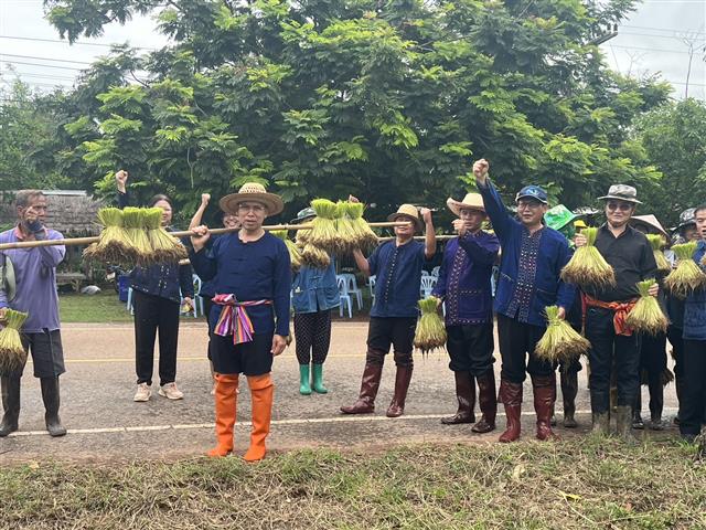 ผู้ว่าฯ ลงแขก “ดำนา” อนุรักษ์ประเพณี แบบวิถีชีวิตพื้นบ้าน สืบสานวัฒนธรรมไทย ช่วยเหลือครัวเรือนผู้ยากไร้ พื้นที่ตำบลมหาชัย อำเภอปลาปาก จังหวัดนครพนม