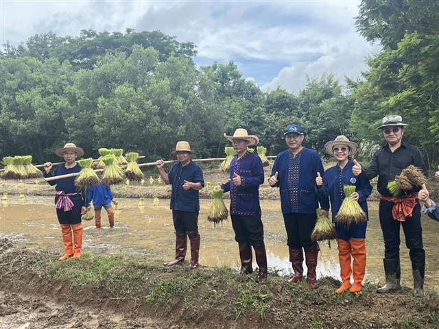 ผู้ว่าฯ ลงแขก “ดำนา” อนุรักษ์ประเพณี แบบวิถีชีวิตพื้นบ้าน สืบสานวัฒนธรรมไทย ช่วยเหลือครัวเรือนผู้ยากไร้ พื้นที่ตำบลมหาชัย อำเภอปลาปาก จังหวัดนครพนม