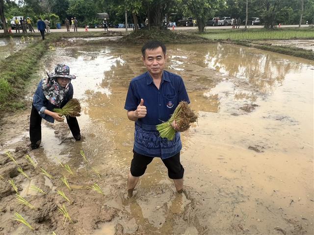 ผู้ว่าฯ ลงแขก “ดำนา” อนุรักษ์ประเพณี แบบวิถีชีวิตพื้นบ้าน สืบสานวัฒนธรรมไทย ช่วยเหลือครัวเรือนผู้ยากไร้ พื้นที่ตำบลมหาชัย อำเภอปลาปาก จังหวัดนครพนม