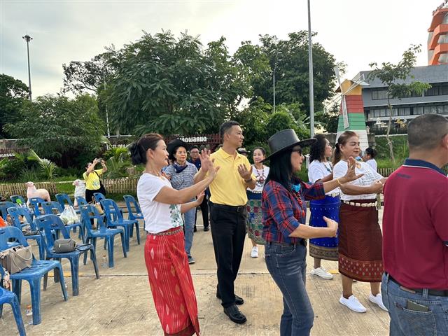 นครพนม   คึกคักตลาดถนนคนเดินสวรรค์ชายโขง หมู่บ้านวัฒนธรรม 9 ชนเผ่า 2 เชื้อชาติ สีสันบรรยากาศการท่องเที่ยวริมฝั่งแม่น้ำโขง