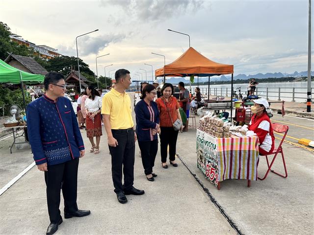 นครพนม   คึกคักตลาดถนนคนเดินสวรรค์ชายโขง หมู่บ้านวัฒนธรรม 9 ชนเผ่า 2 เชื้อชาติ สีสันบรรยากาศการท่องเที่ยวริมฝั่งแม่น้ำโขง