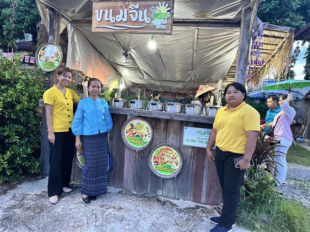 นครพนม   คึกคักตลาดถนนคนเดินสวรรค์ชายโขง หมู่บ้านวัฒนธรรม 9 ชนเผ่า 2 เชื้อชาติ สีสันบรรยากาศการท่องเที่ยวริมฝั่งแม่น้ำโขง