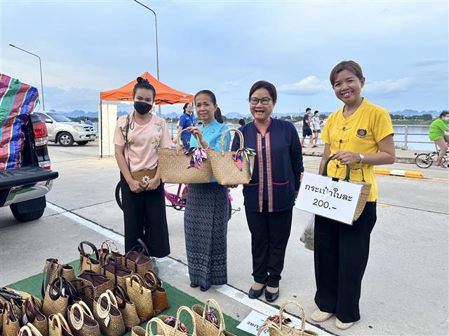 นครพนม   คึกคักตลาดถนนคนเดินสวรรค์ชายโขง หมู่บ้านวัฒนธรรม 9 ชนเผ่า 2 เชื้อชาติ สีสันบรรยากาศการท่องเที่ยวริมฝั่งแม่น้ำโขง