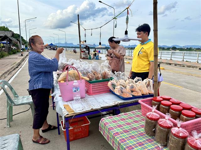 นครพนม   คึกคักตลาดถนนคนเดินสวรรค์ชายโขง หมู่บ้านวัฒนธรรม 9 ชนเผ่า 2 เชื้อชาติ สีสันบรรยากาศการท่องเที่ยวริมฝั่งแม่น้ำโขง