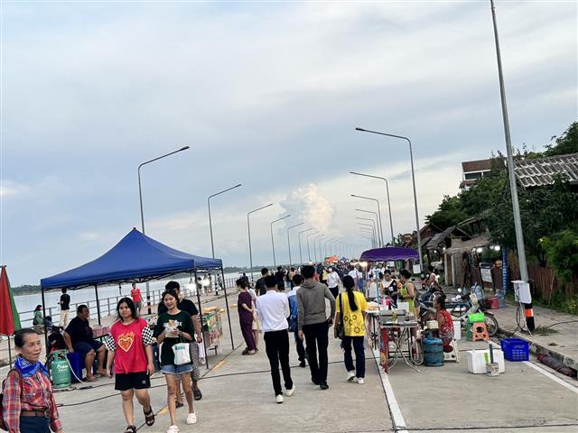 นครพนม   คึกคักตลาดถนนคนเดินสวรรค์ชายโขง หมู่บ้านวัฒนธรรม 9 ชนเผ่า 2 เชื้อชาติ สีสันบรรยากาศการท่องเที่ยวริมฝั่งแม่น้ำโขง