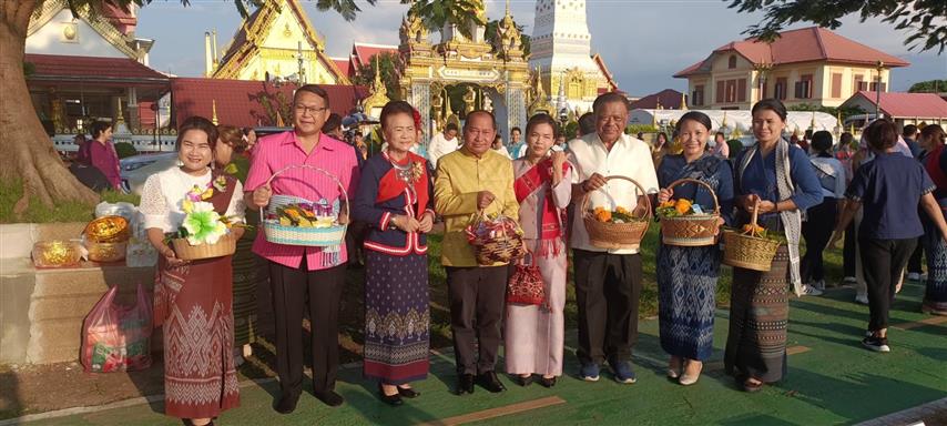 พช.นครพนม ร่วมใจพร้อมครอบครัวหิ้วตะกร้า ศรัทธาอิ่มบุญ อุดหนุนชุมชน : สวมผ้าไทย ห่มสไบ ใส่บาตรริมโขง