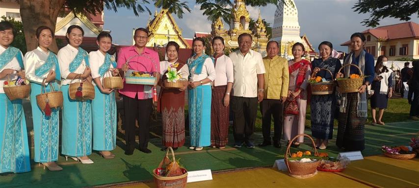 พช.นครพนม ร่วมใจพร้อมครอบครัวหิ้วตะกร้า ศรัทธาอิ่มบุญ อุดหนุนชุมชน : สวมผ้าไทย ห่มสไบ ใส่บาตรริมโขง
