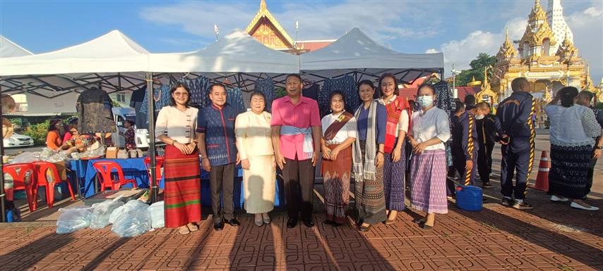 พช.นครพนม ร่วมใจพร้อมครอบครัวหิ้วตะกร้า ศรัทธาอิ่มบุญ อุดหนุนชุมชน : สวมผ้าไทย ห่มสไบ ใส่บาตรริมโขง