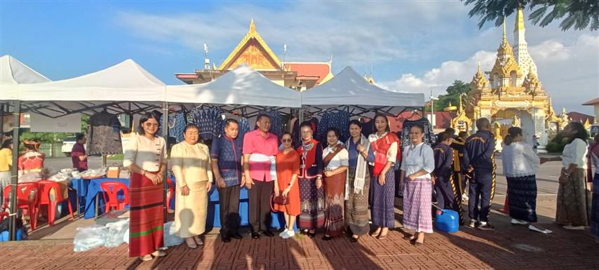 พช.นครพนม ร่วมใจพร้อมครอบครัวหิ้วตะกร้า ศรัทธาอิ่มบุญ อุดหนุนชุมชน : สวมผ้าไทย ห่มสไบ ใส่บาตรริมโขง