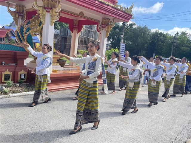 จังหวัดนครพนม จัดกิจกรรมพิธีทอดผ้าป่าสมทบกองทุนเมล็ดพันธุ์ ศูนย์โฮมฮัก ปลูกผักปันแนวดี วิถีนครพนม ประจำปี 2566