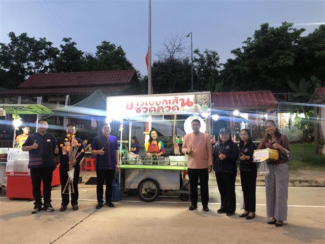 นครพนม   คึกคักตลาดถนนคนเดินสวรรค์ชายโขง หมู่บ้านวัฒนธรรม 9 ชนเผ่า 2 เชื้อชาติ สีสันบรรยากาศการท่องเที่ยวริมฝั่งแม่น้ำโขง