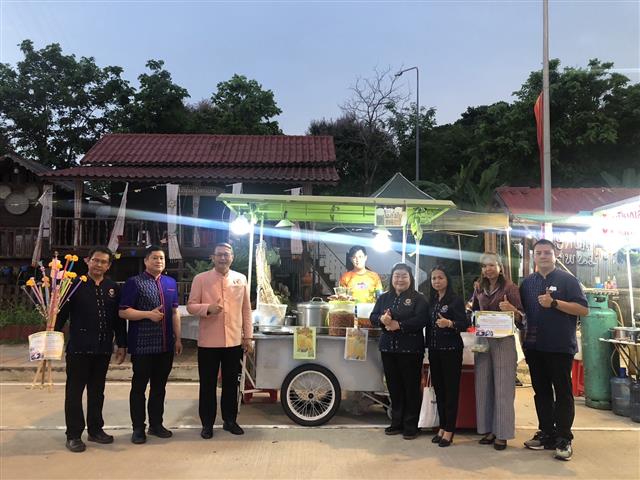 นครพนม   คึกคักตลาดถนนคนเดินสวรรค์ชายโขง หมู่บ้านวัฒนธรรม 9 ชนเผ่า 2 เชื้อชาติ สีสันบรรยากาศการท่องเที่ยวริมฝั่งแม่น้ำโขง