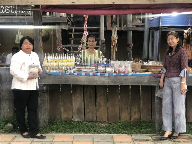 นครพนม   คึกคักตลาดถนนคนเดินสวรรค์ชายโขง หมู่บ้านวัฒนธรรม 9 ชนเผ่า 2 เชื้อชาติ สีสันบรรยากาศการท่องเที่ยวริมฝั่งแม่น้ำโขง
