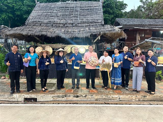 นครพนม   คึกคักตลาดถนนคนเดินสวรรค์ชายโขง หมู่บ้านวัฒนธรรม 9 ชนเผ่า 2 เชื้อชาติ สีสันบรรยากาศการท่องเที่ยวริมฝั่งแม่น้ำโขง
