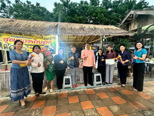 นครพนม   คึกคักตลาดถนนคนเดินสวรรค์ชายโขง หมู่บ้านวัฒนธรรม 9 ชนเผ่า 2 เชื้อชาติ สีสันบรรยากาศการท่องเที่ยวริมฝั่งแม่น้ำโขง