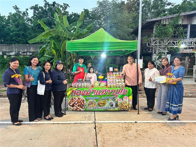 นครพนม   คึกคักตลาดถนนคนเดินสวรรค์ชายโขง หมู่บ้านวัฒนธรรม 9 ชนเผ่า 2 เชื้อชาติ สีสันบรรยากาศการท่องเที่ยวริมฝั่งแม่น้ำโขง