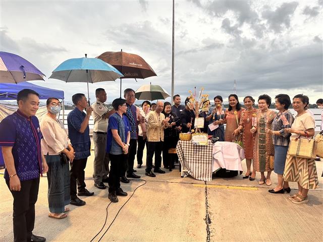 นครพนม   คึกคักตลาดถนนคนเดินสวรรค์ชายโขง หมู่บ้านวัฒนธรรม 9 ชนเผ่า 2 เชื้อชาติ สีสันบรรยากาศการท่องเที่ยวริมฝั่งแม่น้ำโขง