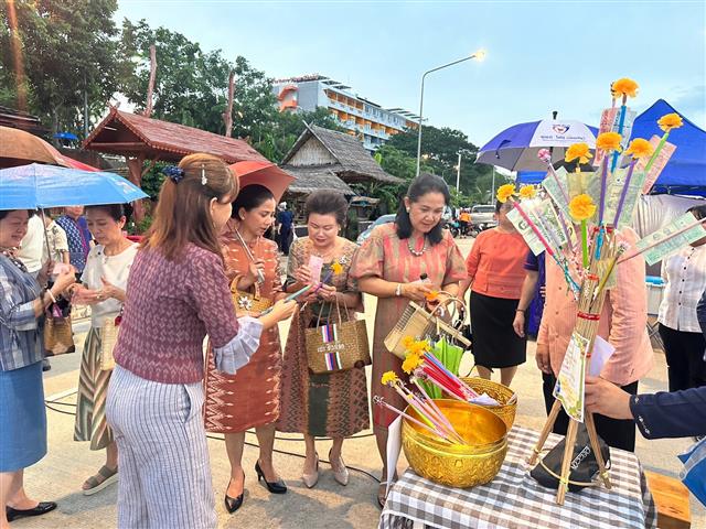 นครพนม   คึกคักตลาดถนนคนเดินสวรรค์ชายโขง หมู่บ้านวัฒนธรรม 9 ชนเผ่า 2 เชื้อชาติ สีสันบรรยากาศการท่องเที่ยวริมฝั่งแม่น้ำโขง