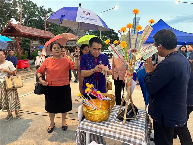 นครพนม   คึกคักตลาดถนนคนเดินสวรรค์ชายโขง หมู่บ้านวัฒนธรรม 9 ชนเผ่า 2 เชื้อชาติ สีสันบรรยากาศการท่องเที่ยวริมฝั่งแม่น้ำโขง