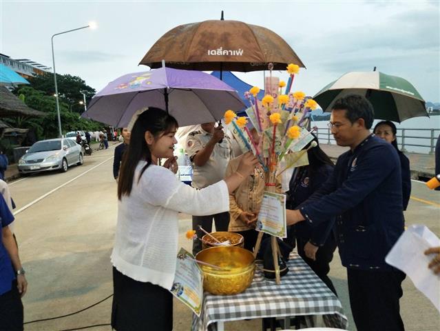 นครพนม   คึกคักตลาดถนนคนเดินสวรรค์ชายโขง หมู่บ้านวัฒนธรรม 9 ชนเผ่า 2 เชื้อชาติ สีสันบรรยากาศการท่องเที่ยวริมฝั่งแม่น้ำโขง