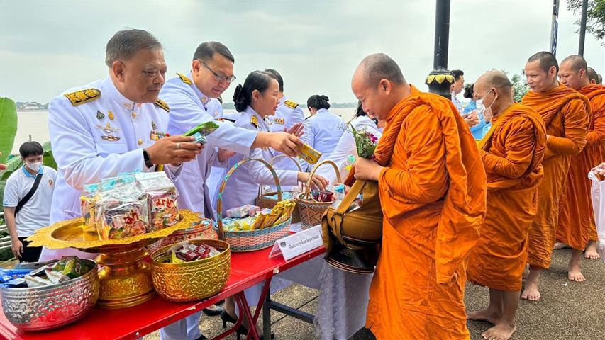 พช.นครพนม   ร่วมพิธีทำบุญตักบาตรและปล่อยพันธุ์สัตว์น้ำถวายพระราชกุศลสมเด็จพระนางเจ้าสิริกิติ์ พระบรมราชชนนีพันปีหลวง เนื่องในโอกาสวันเฉลิมพระชนมพรรษา 12 สิงหาคม 2566