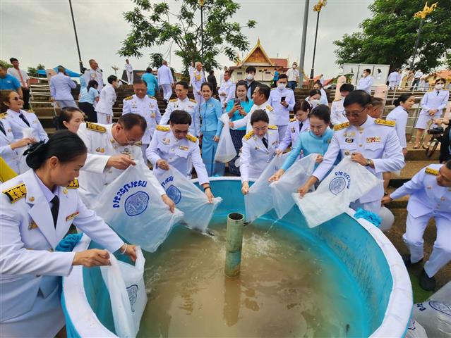 พช.นครพนม   ร่วมพิธีทำบุญตักบาตรและปล่อยพันธุ์สัตว์น้ำถวายพระราชกุศลสมเด็จพระนางเจ้าสิริกิติ์ พระบรมราชชนนีพันปีหลวง เนื่องในโอกาสวันเฉลิมพระชนมพรรษา 12 สิงหาคม 2566