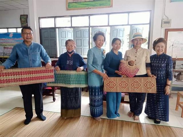 นครพนม ส่งเสริมการสมัครประกวดผ้าลายพระราชทาน “ผ้าลายดอกรักราชกัญญา” และงานหัตถกรรม