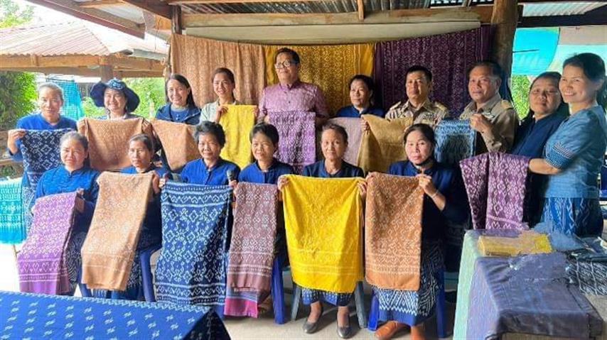 นครพนม ส่งเสริมการสมัครประกวดผ้าลายพระราชทาน “ผ้าลายดอกรักราชกัญญา” และงานหัตถกรรม