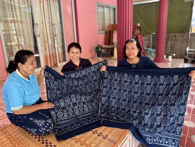 นครพนม ส่งเสริมการสมัครประกวดผ้าลายพระราชทาน “ผ้าลายดอกรักราชกัญญา” และงานหัตถกรรม