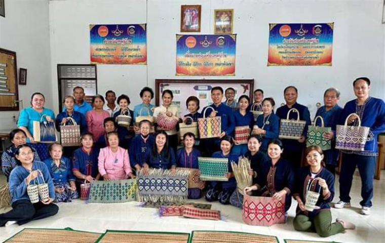 นครพนม ส่งเสริมการสมัครประกวดผ้าลายพระราชทาน “ผ้าลายดอกรักราชกัญญา” และงานหัตถกรรม