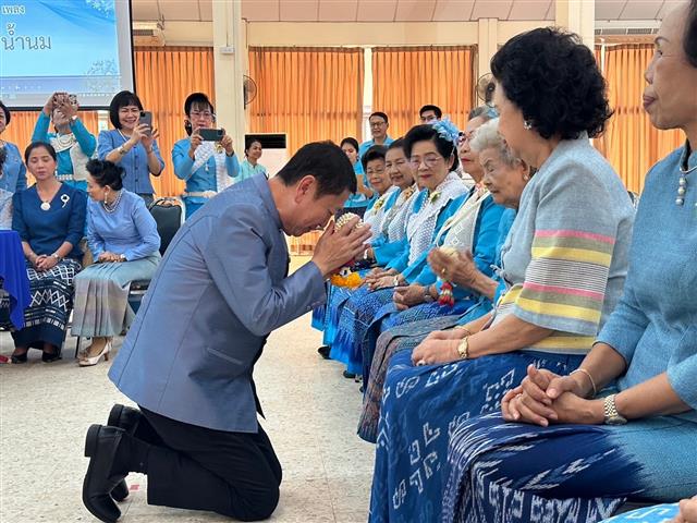 นครพนม จัดกิจกรรม “รำลึกพระคุณแม่” เพื่อเฉลิมพระเกียรติสมเด็จพระนางเจ้าสิริกิติ์ พระบรมราชินีนาถ พระบรมราชชนนีพันปีหลวง เนื่องในโอกาสวันเฉลิมพระชนมพรรษา 12 สิงหาคม 2566