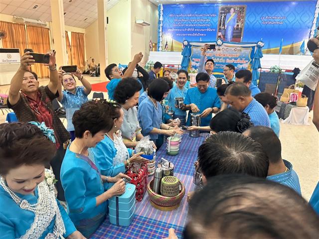 นครพนม จัดกิจกรรม “รำลึกพระคุณแม่” เพื่อเฉลิมพระเกียรติสมเด็จพระนางเจ้าสิริกิติ์ พระบรมราชินีนาถ พระบรมราชชนนีพันปีหลวง เนื่องในโอกาสวันเฉลิมพระชนมพรรษา 12 สิงหาคม 2566