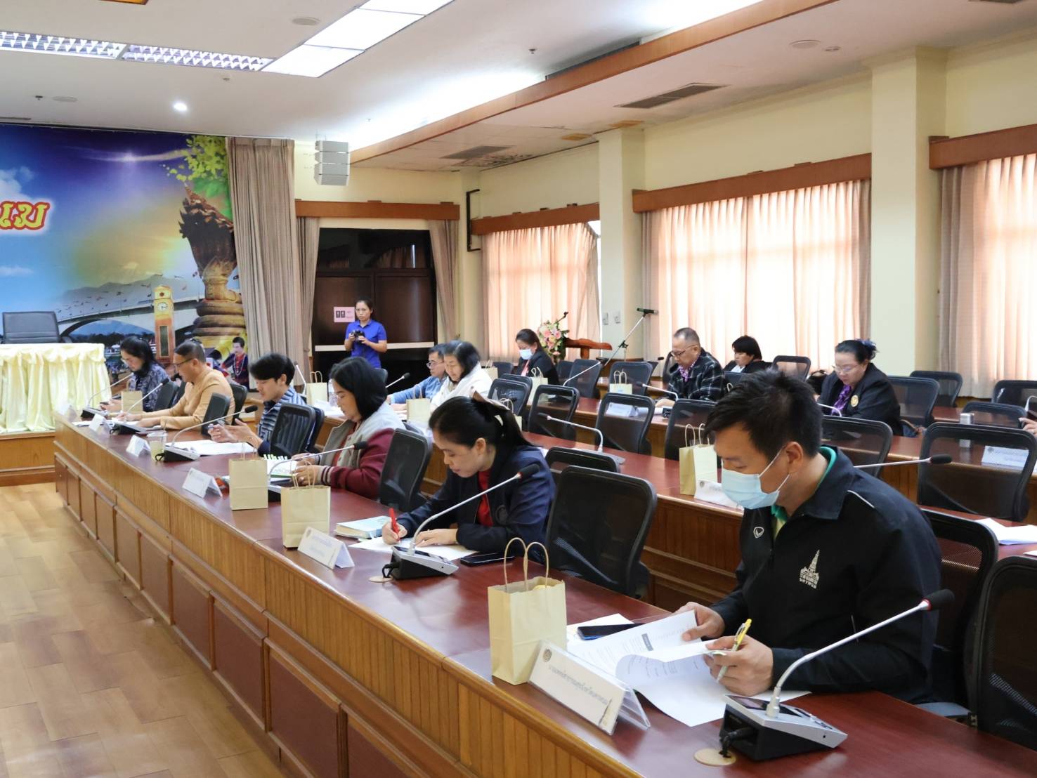 นครพนมเดินหน้าประชุมคณะกรรมการบริหารศูนย์อำนวยการขจัดความยากจนและพัฒนาคนทุกช่วงวัยอย่างยั่งยืนตามหลักปรัชญาของเศรษฐกิจพอเพียงจังหวัดนครพนม (คจพ.จ.นพ.) ครั้งที่ 1/2567
