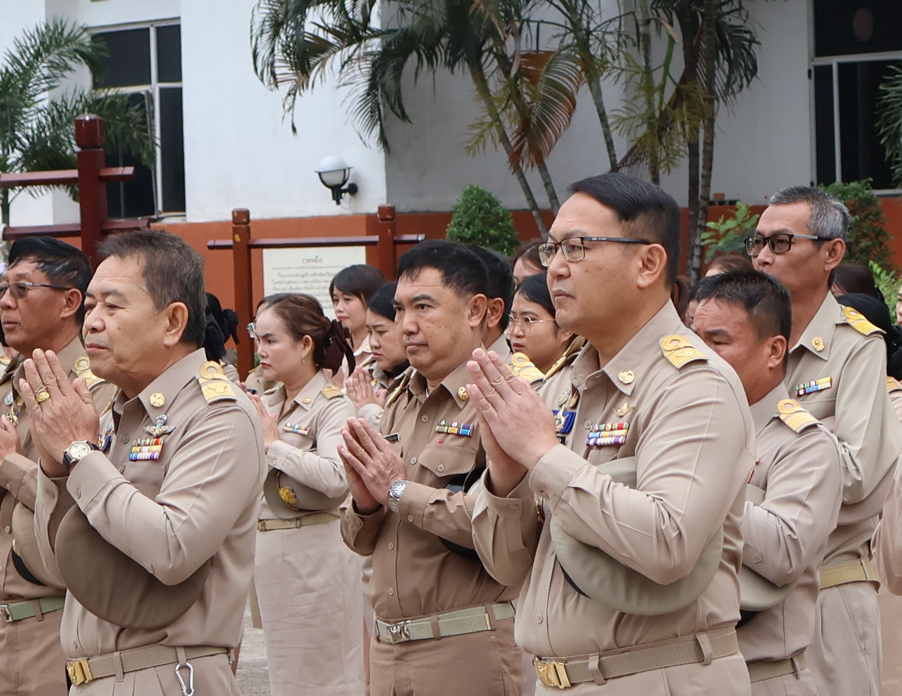 พช.นครพนม   ร่วมกิจกรรมเคารพธงชาติ สวดมนต์ไหว้พระ สร้างสำนึกรักและภาคภูมิใจในชาติไทย