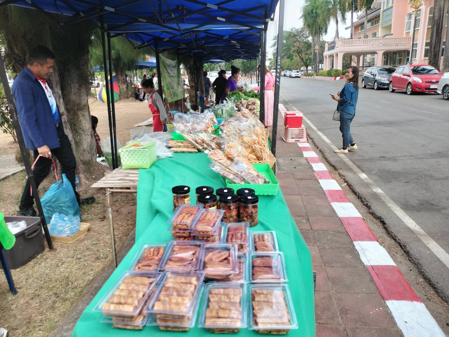 นครพนม   จัดแสดงและจำหน่ายผลผลิต โคก หนอง นา “ตลาดนัดโคก หนอง นา และอาหารปลอดภัย” สู่ความยั่งยืน