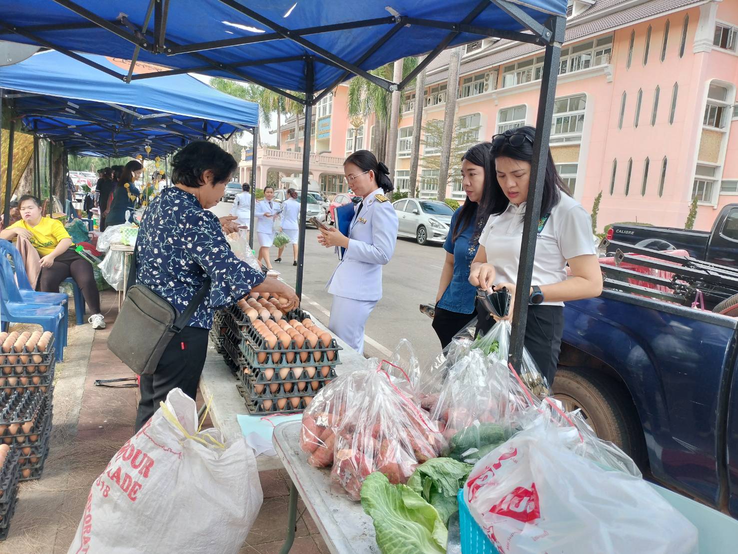 นครพนม   จัดแสดงและจำหน่ายผลผลิต โคก หนอง นา “ตลาดนัดโคก หนอง นา และอาหารปลอดภัย” สู่ความยั่งยืน