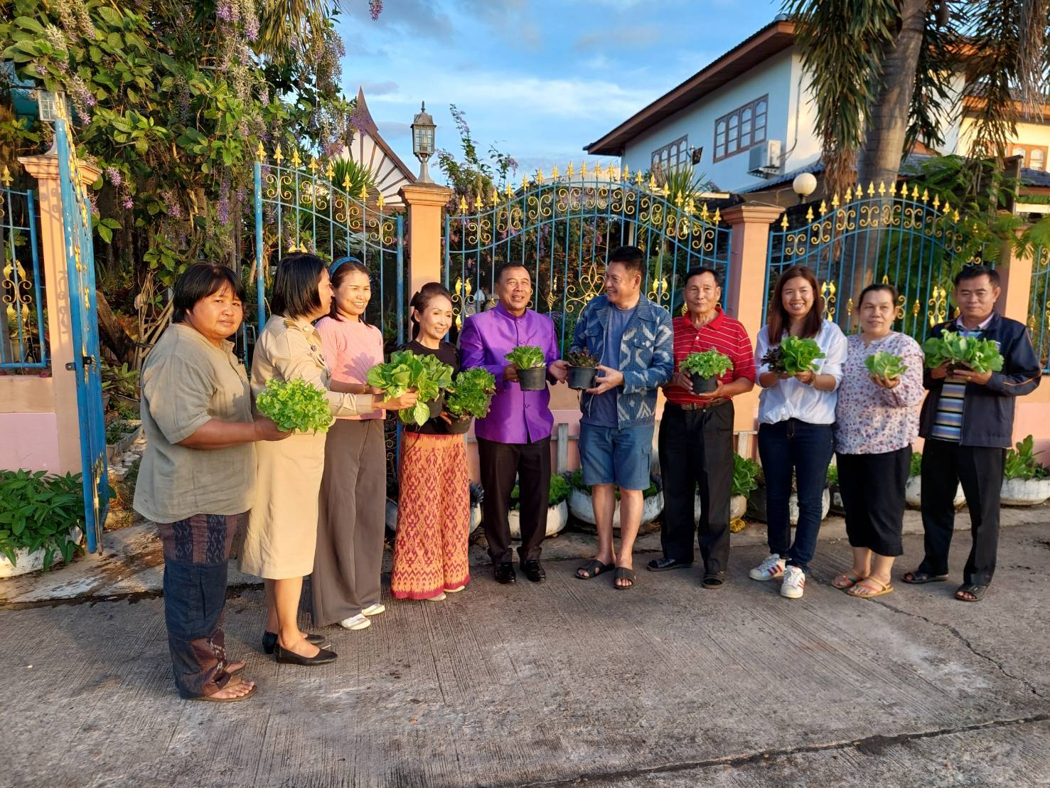 รองผู้ว่าฯ นครพนม ลงพื้นที่ตรวจติดตามดำเนินโครงการบ้านนี้มีรักปลูกผักกินเอง ตามแนวพระราชดำริ สมเด็จพระกนิษฐาธิราชเจ้า กรมสมเด็จพระเทพรัตนราชสุดา สยามบรมราชกุมารี “ผู้นำต้องทำก่อน”