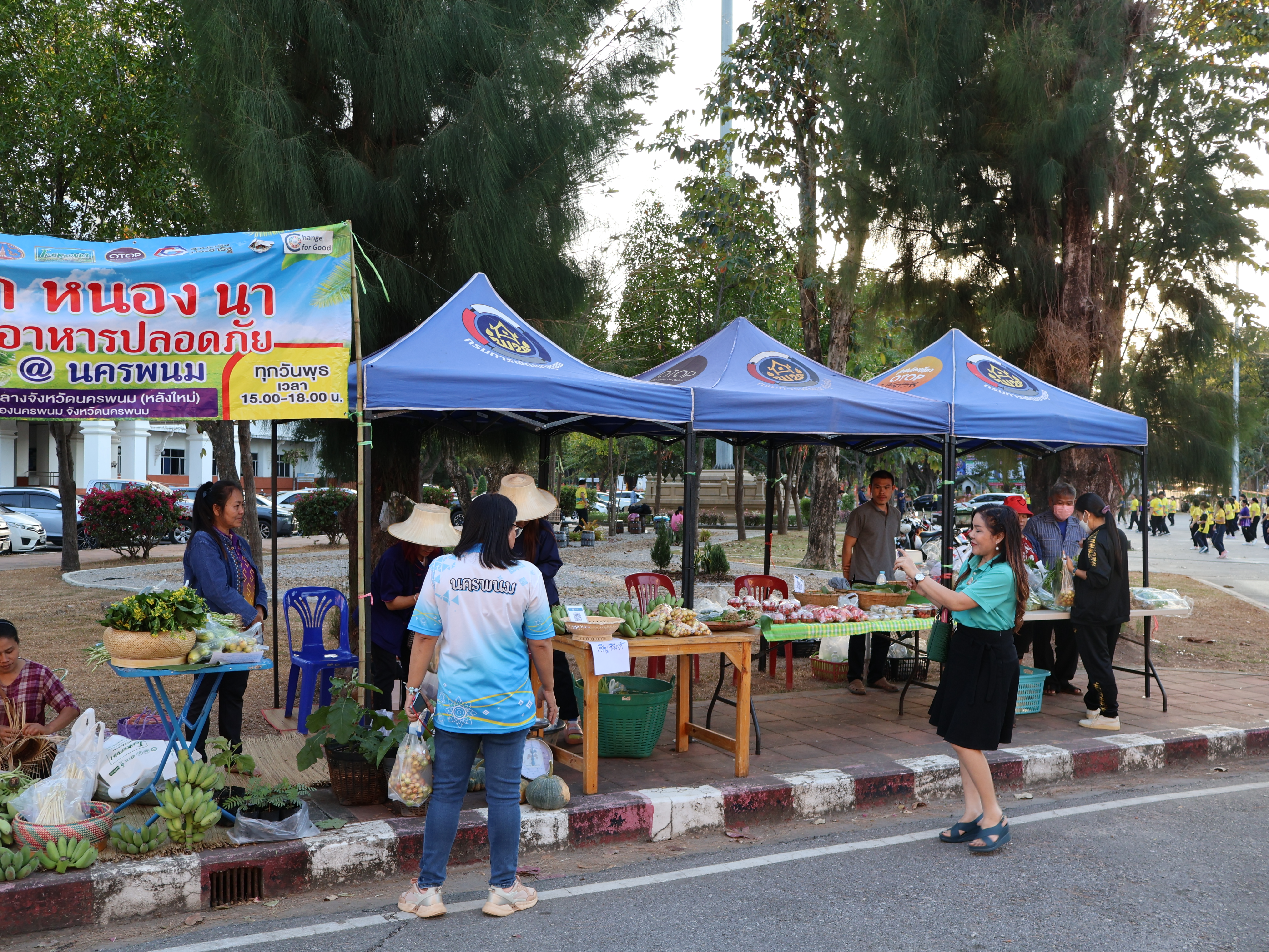 นครพนม   จัดแสดงและจำหน่ายผลผลิต โคก หนอง นา “ตลาดนัดโคก หนอง นา และอาหารปลอดภัย” สู่ความยั่งยืน