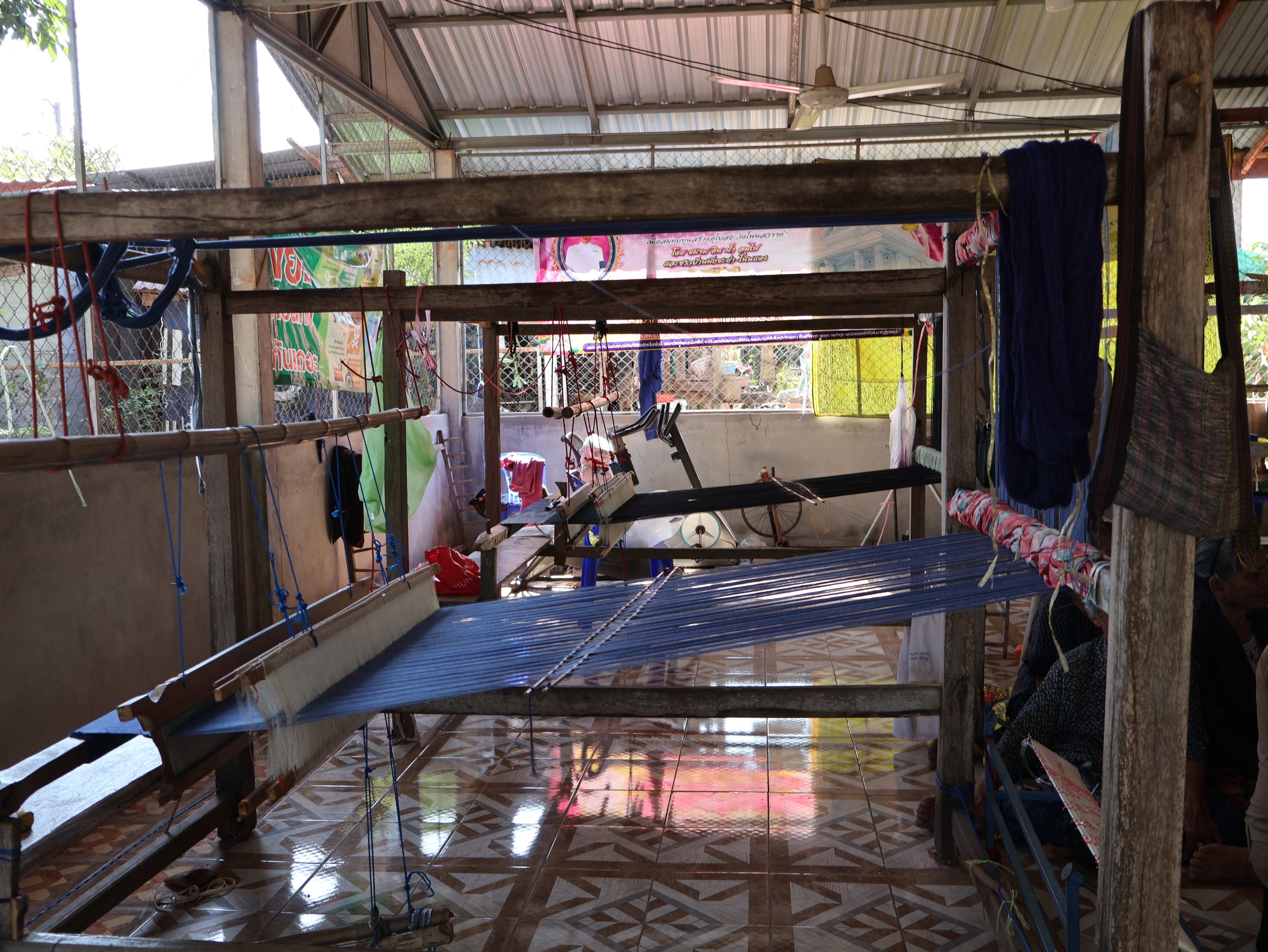 ผู้ว่าฯ นครพนม   ตรวจเยี่ยมให้กำลังใจกลุ่มทอผ้า พร้อมทั้งส่งเสริมการทอผ้าลายมุก ซึ่งเป็นแบบลายอัตลักษณ์ประจำจังหวัดนครพนม