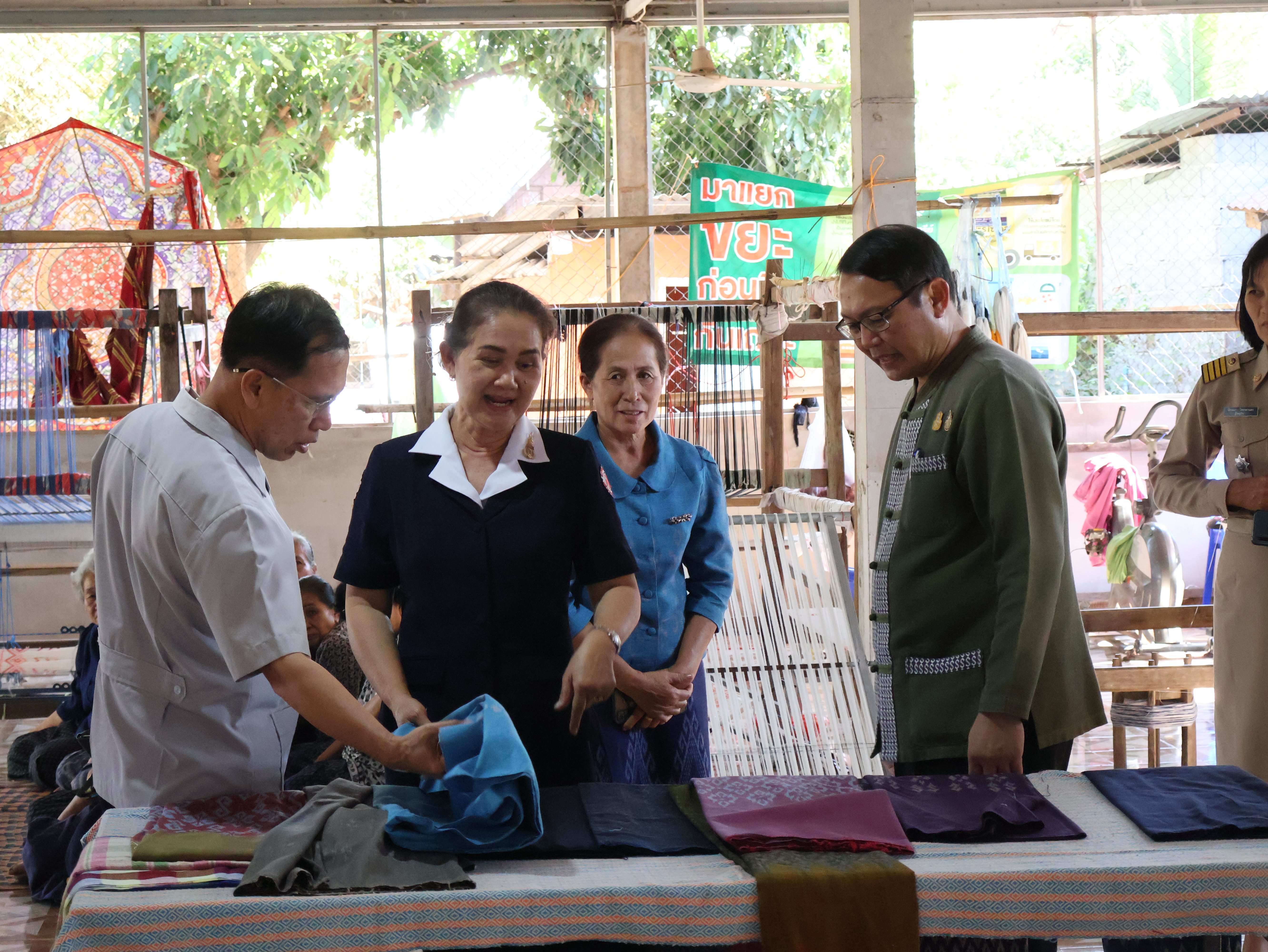 ผู้ว่าฯ นครพนม   ตรวจเยี่ยมให้กำลังใจกลุ่มทอผ้า พร้อมทั้งส่งเสริมการทอผ้าลายมุก ซึ่งเป็นแบบลายอัตลักษณ์ประจำจังหวัดนครพนม
