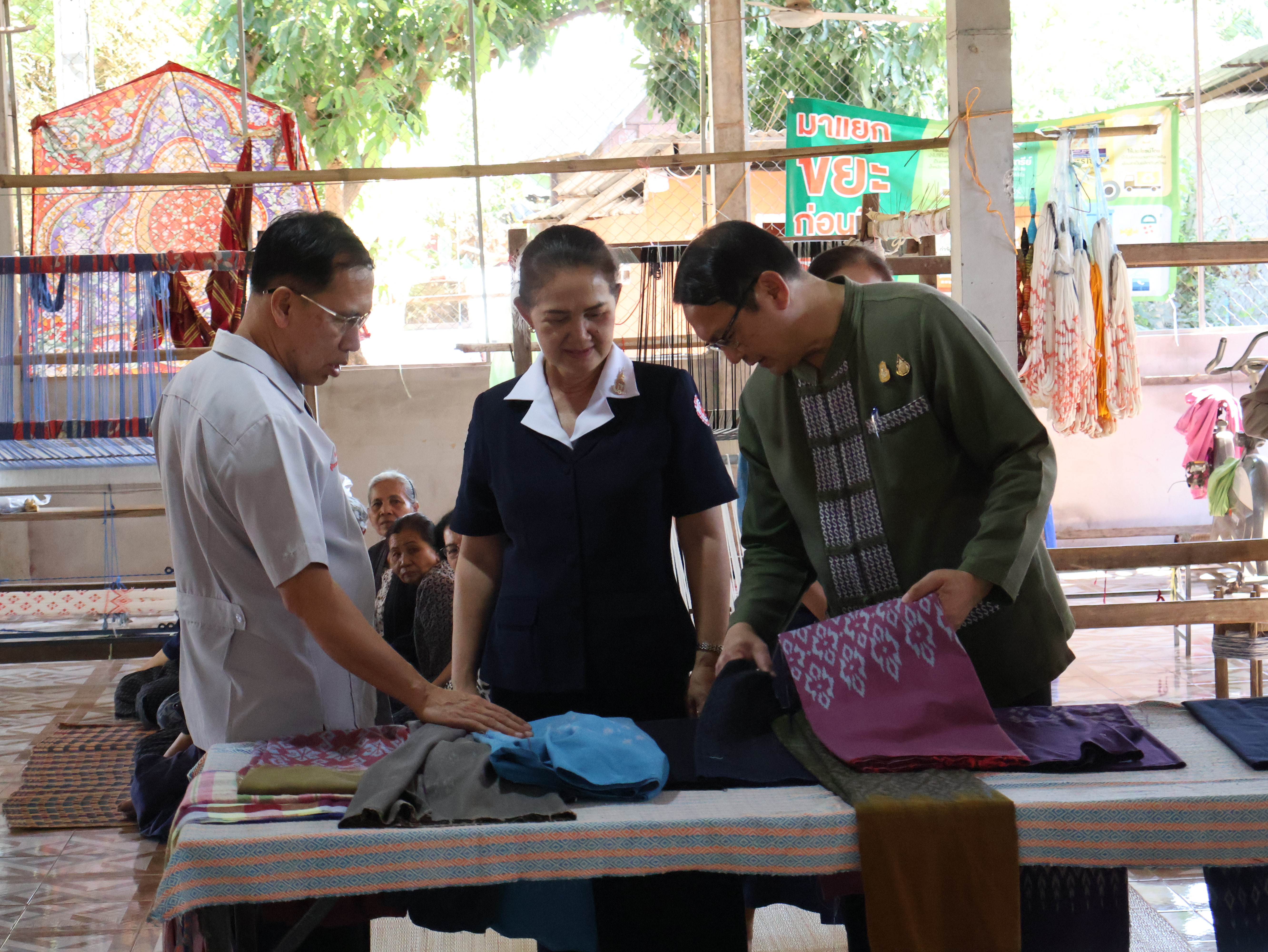 ผู้ว่าฯ นครพนม   ตรวจเยี่ยมให้กำลังใจกลุ่มทอผ้า พร้อมทั้งส่งเสริมการทอผ้าลายมุก ซึ่งเป็นแบบลายอัตลักษณ์ประจำจังหวัดนครพนม