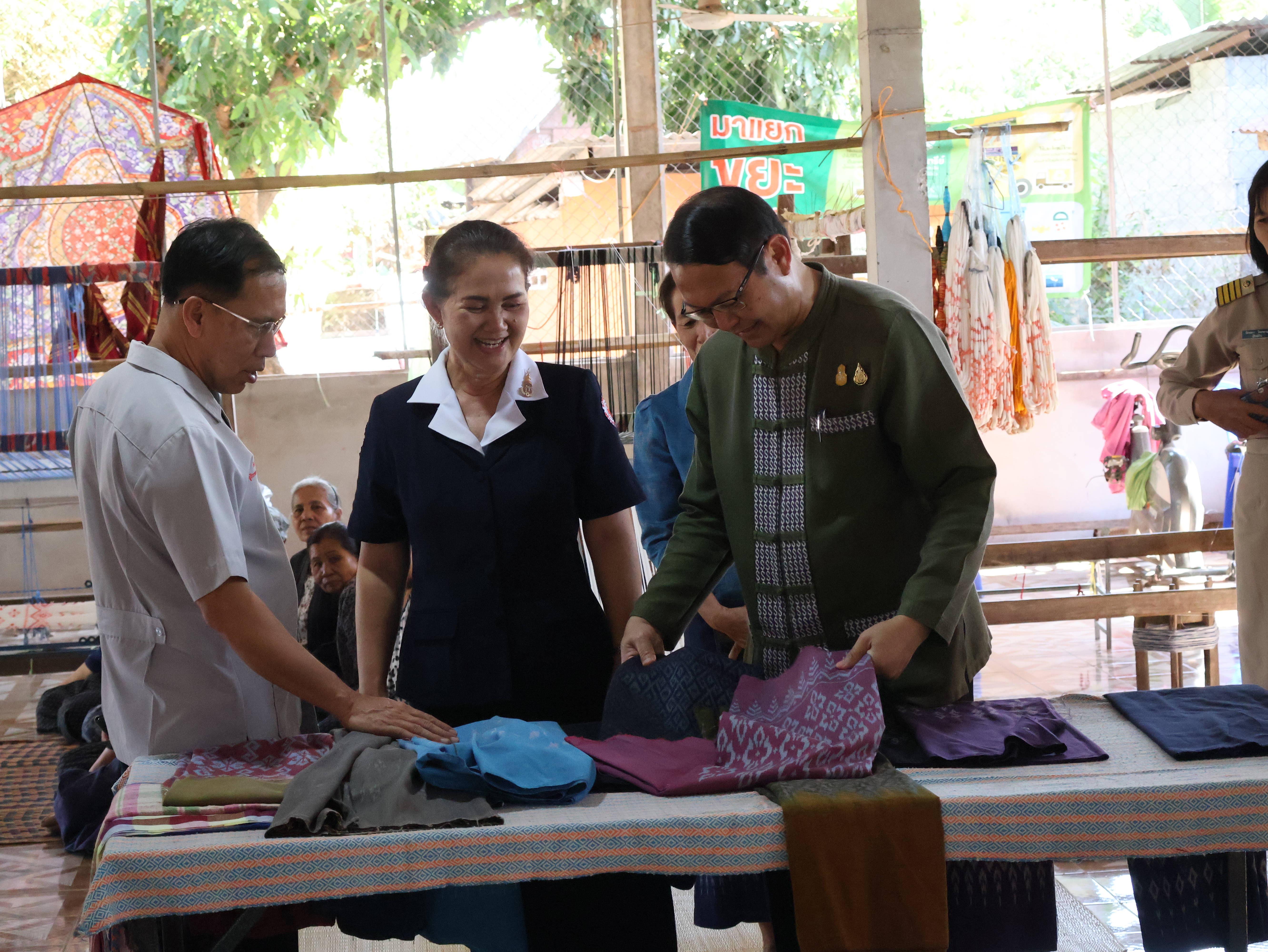 ผู้ว่าฯ นครพนม   ตรวจเยี่ยมให้กำลังใจกลุ่มทอผ้า พร้อมทั้งส่งเสริมการทอผ้าลายมุก ซึ่งเป็นแบบลายอัตลักษณ์ประจำจังหวัดนครพนม