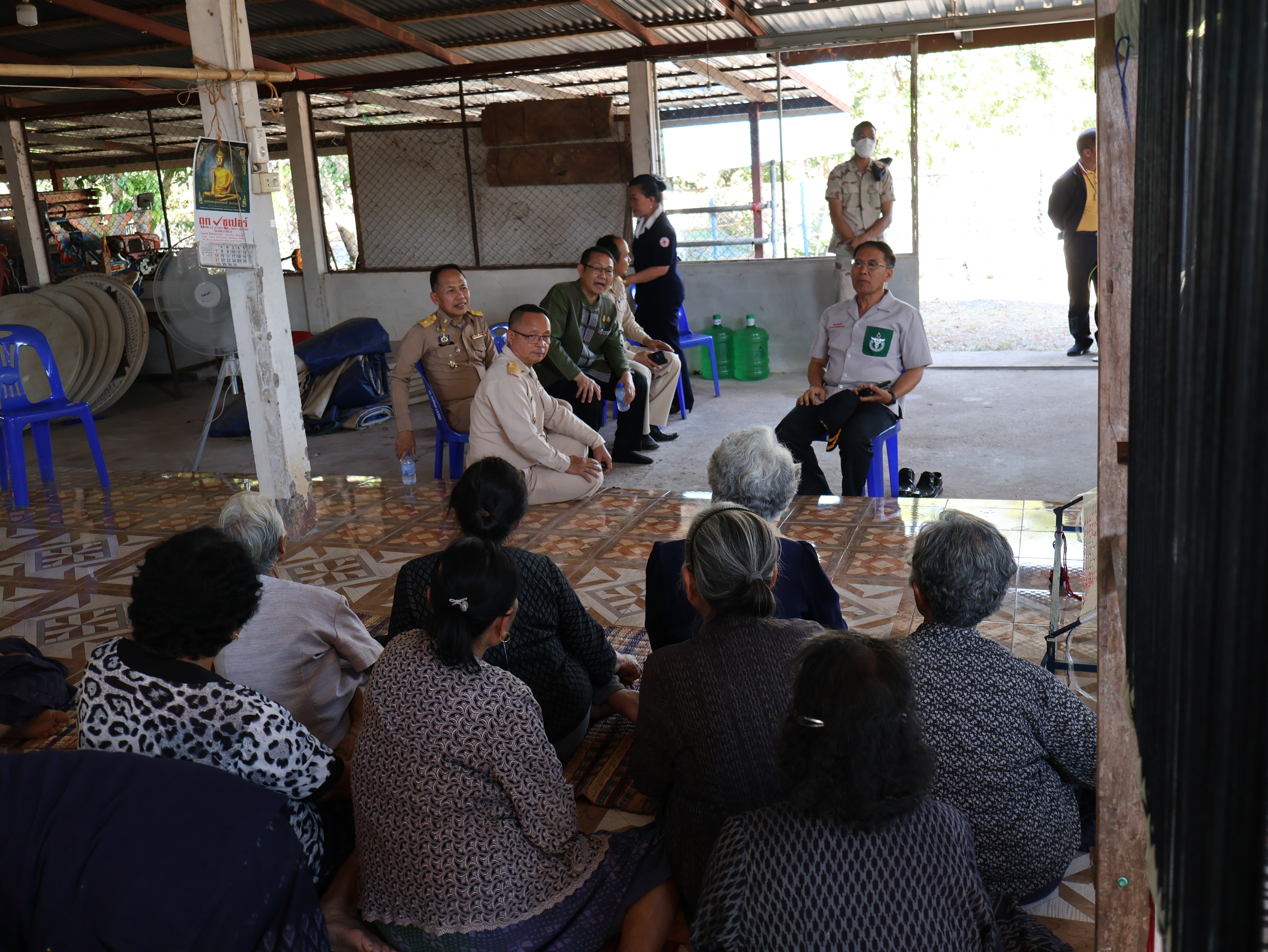 ผู้ว่าฯ นครพนม   ตรวจเยี่ยมให้กำลังใจกลุ่มทอผ้า พร้อมทั้งส่งเสริมการทอผ้าลายมุก ซึ่งเป็นแบบลายอัตลักษณ์ประจำจังหวัดนครพนม