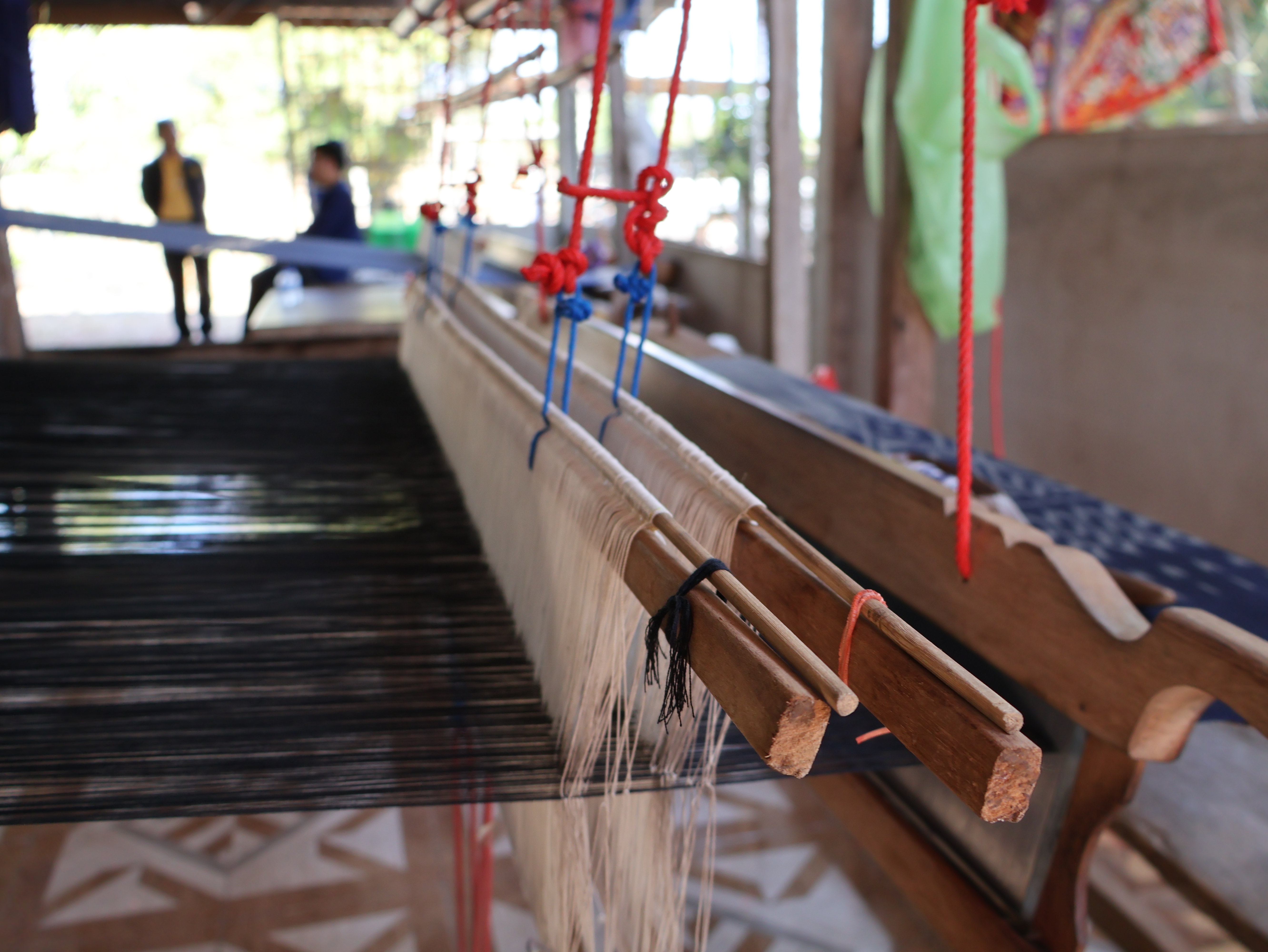 ผู้ว่าฯ นครพนม   ตรวจเยี่ยมให้กำลังใจกลุ่มทอผ้า พร้อมทั้งส่งเสริมการทอผ้าลายมุก ซึ่งเป็นแบบลายอัตลักษณ์ประจำจังหวัดนครพนม