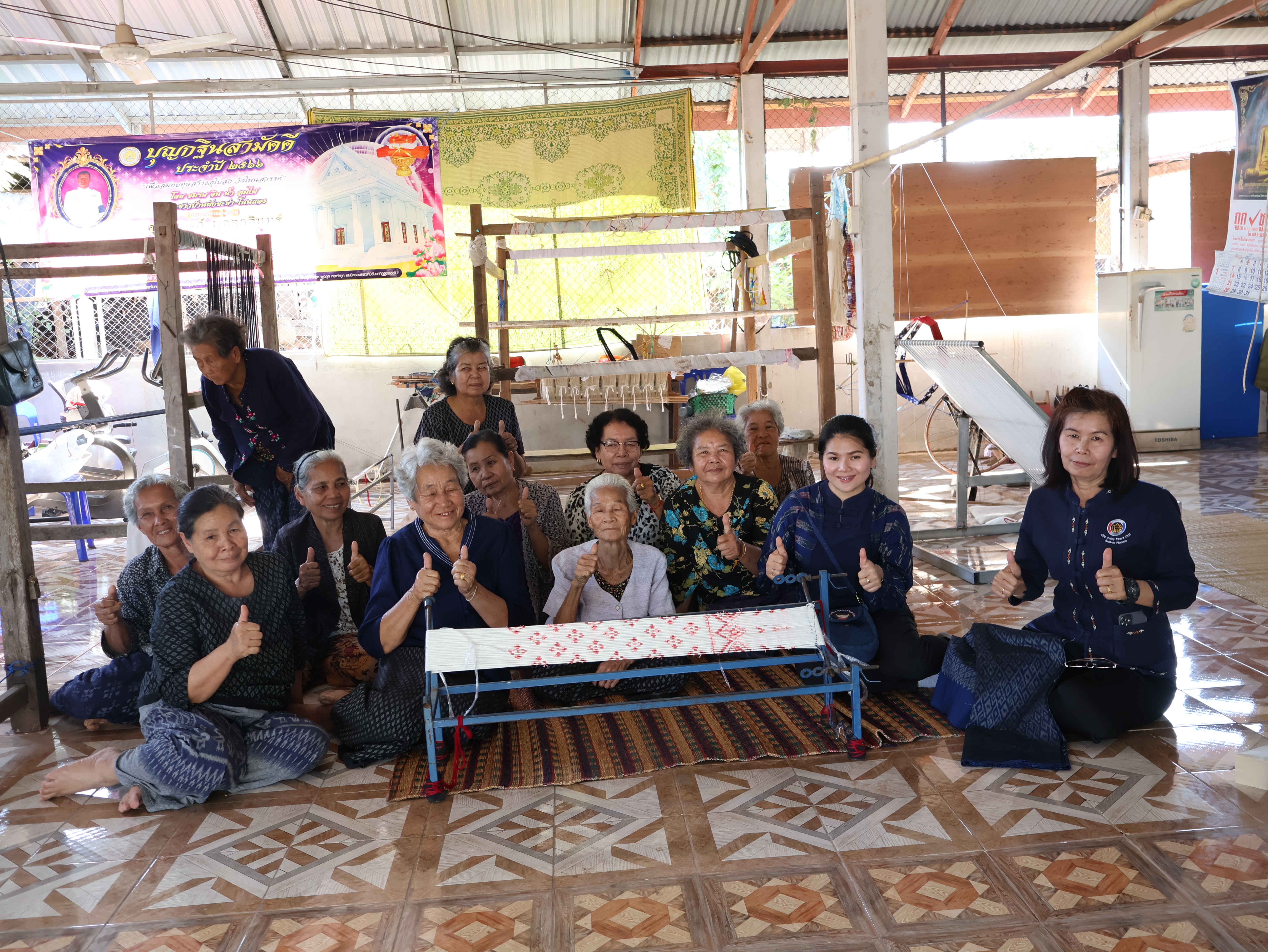 ผู้ว่าฯ นครพนม   ตรวจเยี่ยมให้กำลังใจกลุ่มทอผ้า พร้อมทั้งส่งเสริมการทอผ้าลายมุก ซึ่งเป็นแบบลายอัตลักษณ์ประจำจังหวัดนครพนม
