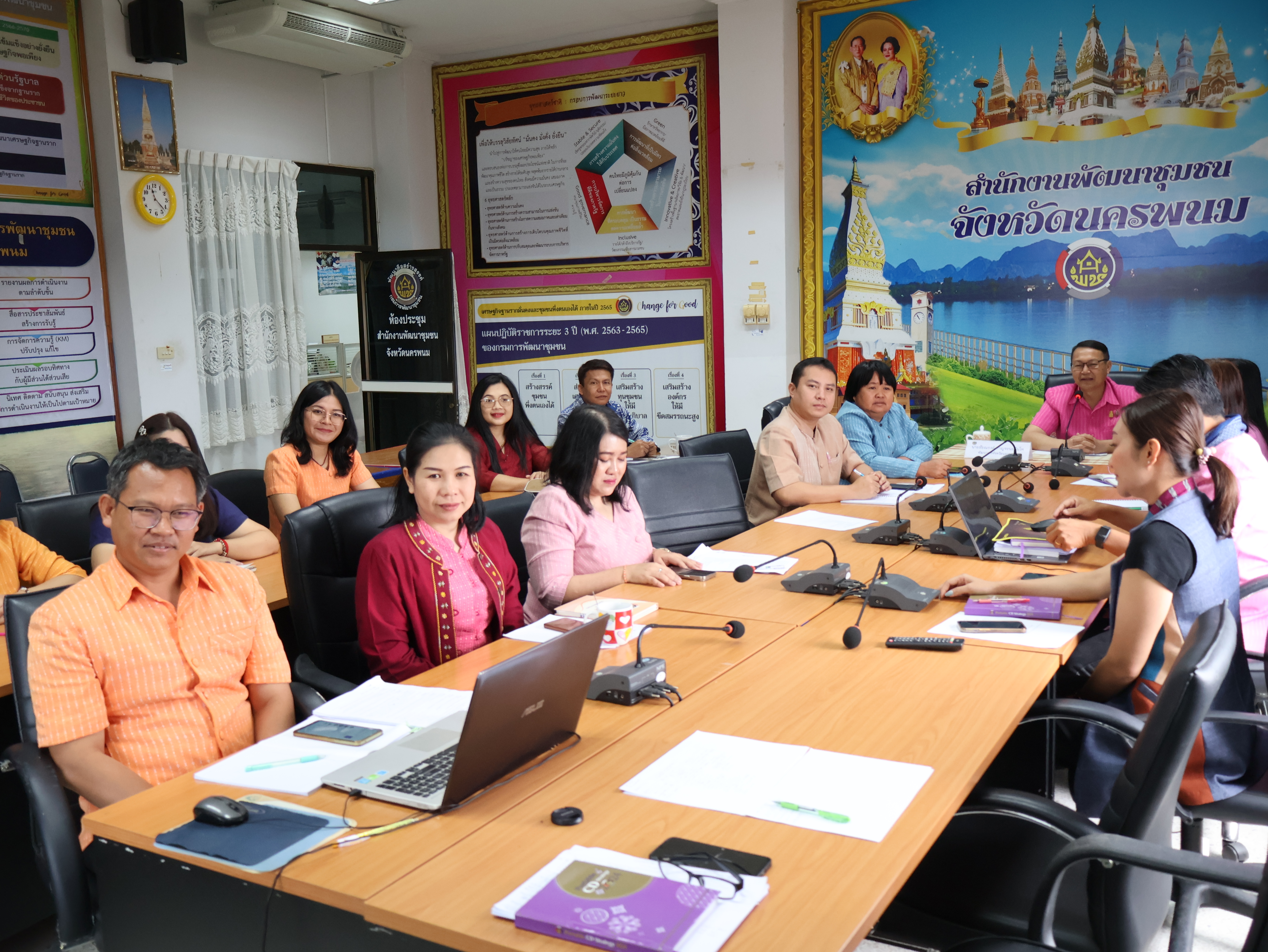 พช.นครพนม ประชุม ผอ.กลุ่มงานฯ เจ้าหน้าที่พัฒนาชุมชน สำนักงานพัฒนาชุมชนจังหวัดนครพนม   เพื่อขับเคลื่อนการปฏิบัติงานพัฒนาชุมชน ปี 2567