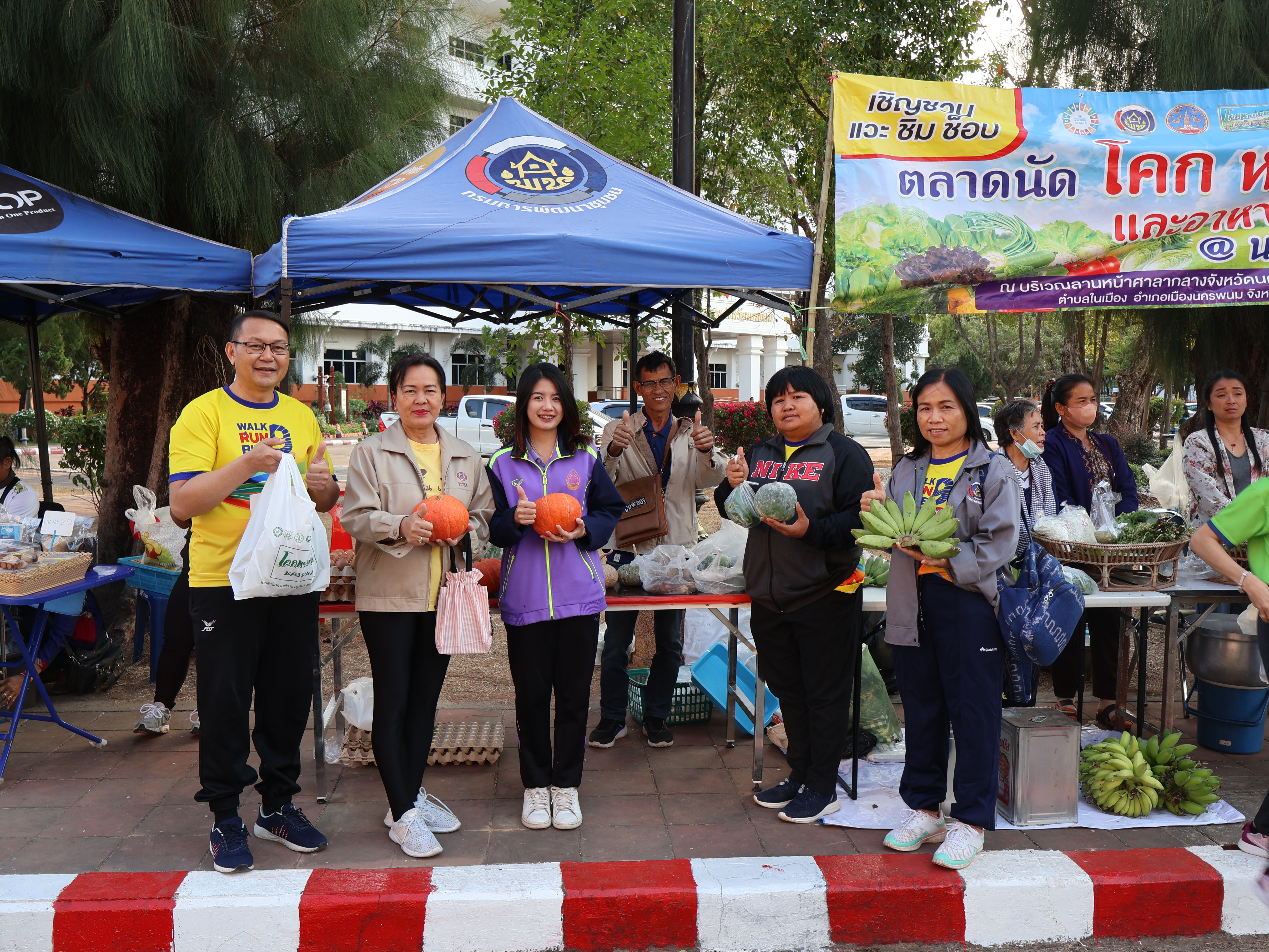 นครพนม   จัดแสดงและจำหน่ายผลผลิต โคก หนอง นา “ตลาดนัดโคก หนอง นา และอาหารปลอดภัย” สู่ความยั่งยืน
