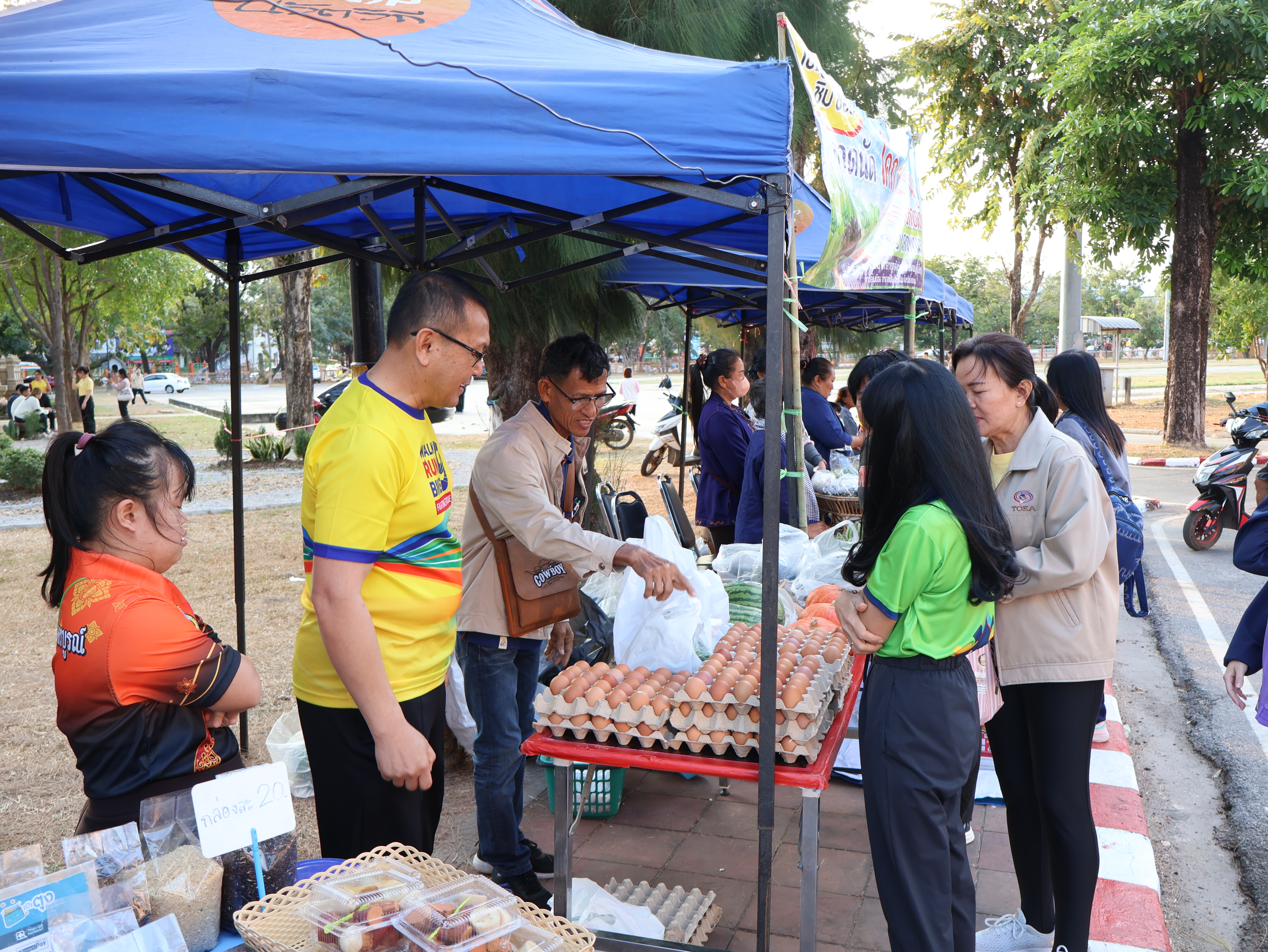 นครพนม   จัดแสดงและจำหน่ายผลผลิต โคก หนอง นา “ตลาดนัดโคก หนอง นา และอาหารปลอดภัย” สู่ความยั่งยืน